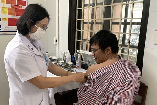 Tiêm vắc xin phòng cúm mùa cho 330 nhân viên y tế