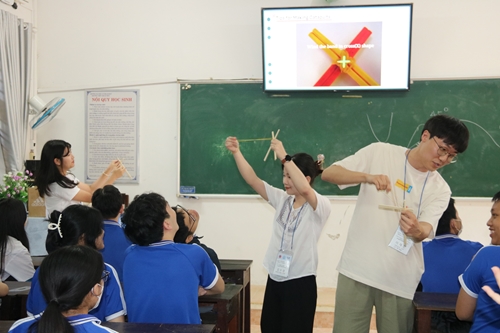 Giáo sinh Hàn Quốc dạy STEM cho học sinh Huế