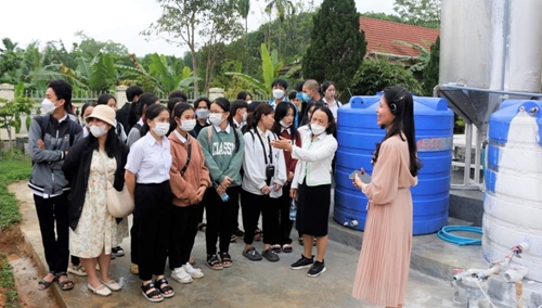 Hơn 100 học sinh tham quan Nhà máy nước Lộc An
