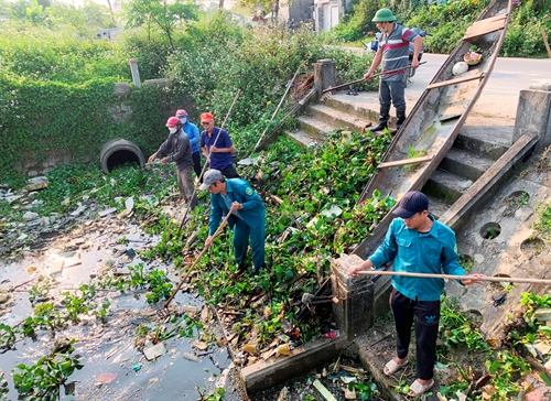 Hương Thủy Gần 700 người tham gia vệ sinh môi trường, làm sạch đường làng, ngõ xóm