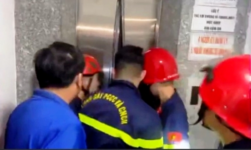 Giải cứu kịp thời 3 người bị mắc kẹt bên trong thang máy