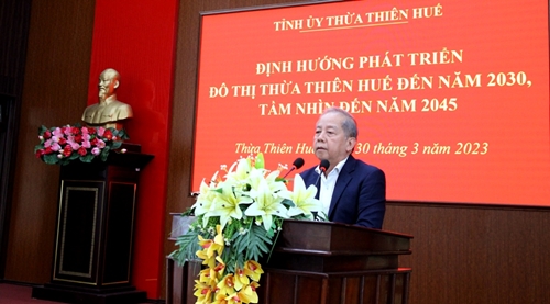 Phó Bí thư Thường trực Tỉnh ủy Phan Ngọc Thọ nói chuyện với cán bộ, giảng viên Trường Chính trị Nguyễn Chí Thanh