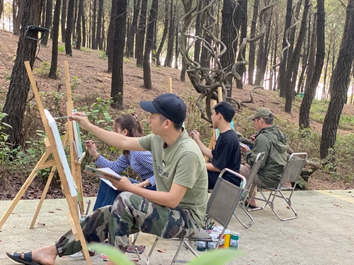 Bạn trẻ thích thú vẽ trực hoạ phong cảnh xứ Huế