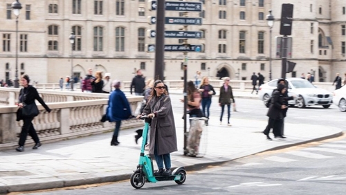 Người dân Paris bỏ phiếu cấm xe scooter điện