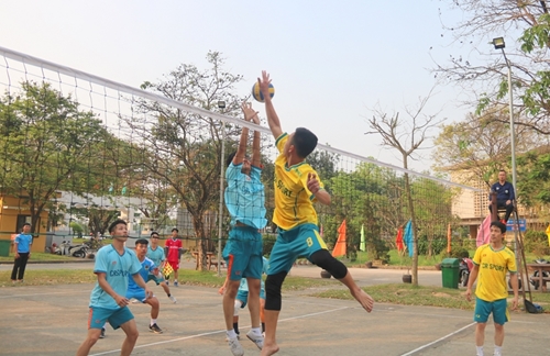 Sinh viên ba miền giao lưu thi đấu bóng chuyền tại Huế