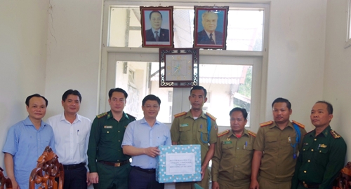 Bộ Chỉ huy Bộ đội Biên phòng tỉnh thăm, chúc mừng Công an tỉnh Salavan - Lào