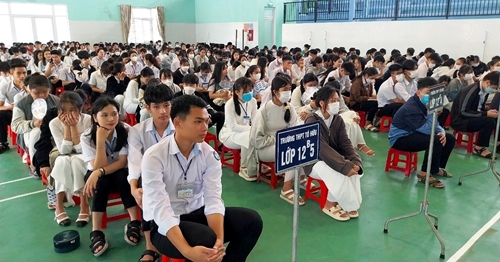 Gần 2 000 giáo viên, học sinh được tuyên truyền về biển, đảo Việt Nam