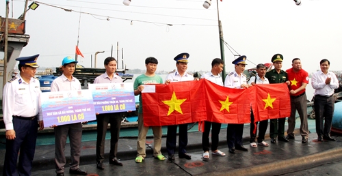 Trao 2 000 lá cờ Tổ quốc cho ngư dân Hải Dương và Thuận An