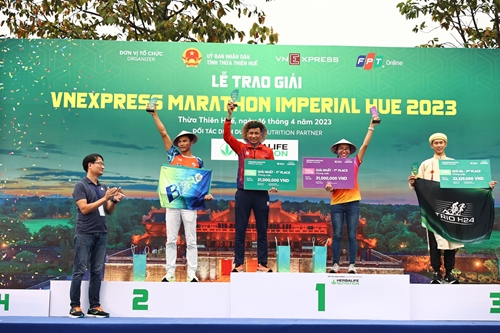 Hơn 1,1 tỷ đồng trao giải cho các VĐV VnExpress Marathon Imperial Huế 2023