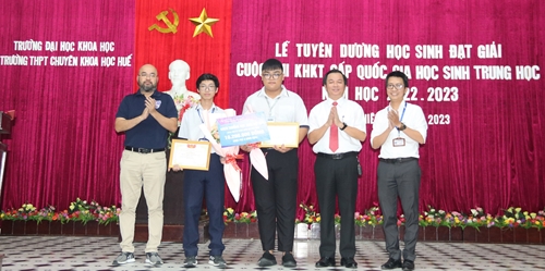 Khen thưởng 2 học sinh đoạt giải cuộc thi khoa học kỹ thuật cấp quốc gia