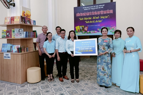 Trao tặng bộ sách Di sản Hồ Chí Minh cho Trường THPT chuyên Quốc Học Huế