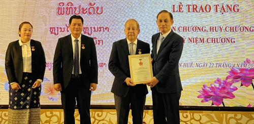 5 điển hình Ban đối ngoại Trung ương Đảng Nhân dân cách mạng Lào được tặng Huân chương Độc lập của Việt Nam