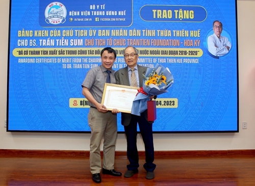Trao Bằng khen của Chủ tịch UBND tỉnh cho BS Trần Tiễn Sum