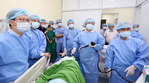 Đào tạo tại chỗ cho các bác sĩ nội soi 6 bệnh viện khu vực miền Trung