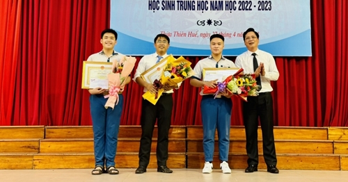 Tuyên dương học sinh đoạt giải Cuộc thi Khoa học kỹ thuật cấp Quốc gia