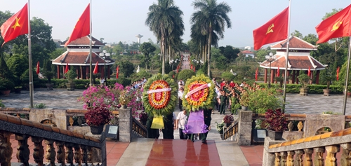 Dâng hương tưởng nhớ, tri ân anh hùng liệt sĩ tại Nghĩa trang liệt sĩ Hương Điền