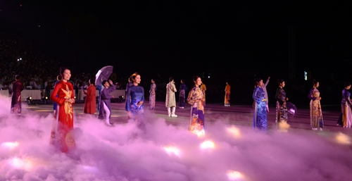 Lung linh sắc màu đêm khai mạc Festival Nghề truyền thống Huế 2023