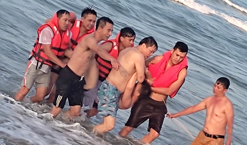 Kịp thời cứu du khách khi tắm biển Lăng Cô