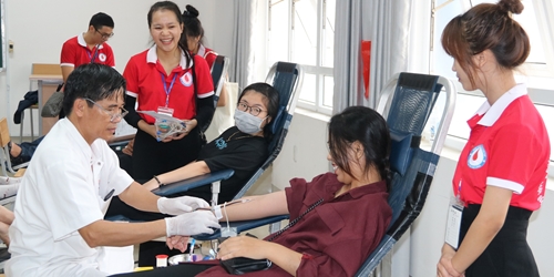 Hơn 300 cán bộ, sinh viên tham gia hiến máu tình nguyện