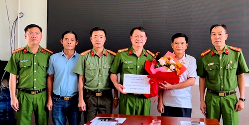 Thưởng nóng Công an TX Hương Thủy bắt nhanh đối tượng đâm trọng thương Chủ tịch UBND phường