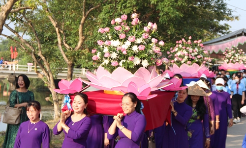 Dâng hoa sen lên Chủ tịch Hồ Chí Minh