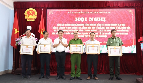 26 tập thể, cá nhân được Chủ tịch UBND huyện Phú Vang tặng giấy khen