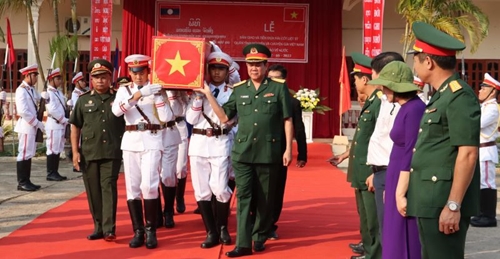 Tiễn đưa liệt sĩ Quân tình nguyện và Chuyên gia Việt Nam hy sinh ở chiến trường Lào về nước