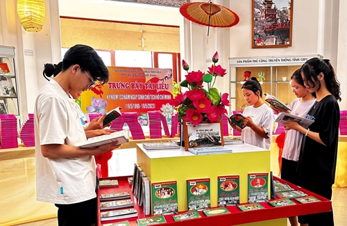 Trưng bày 250 bản sách về thân thế, cuộc đời, sự nghiệp của Chủ tịch Hồ Chí Minh