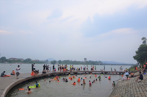 Nắng nóng, người dân ra sông Hương giải nhiệt