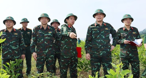 Bộ Tư lệnh Quân khu 4 khảo sát vị trí xây dựng chốt dân quân biên giới A Lưới