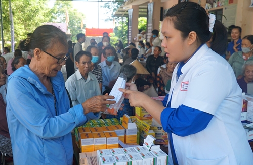 Hành trình “Thầy thuốc trẻ làm theo lời Bác” khám bệnh miễn phí cho người dân khó khăn tại Phong Điền