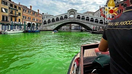 Nước kênh đào ở Venice bất ngờ đổi thành màu xanh huỳnh quang