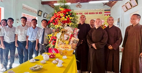 Lãnh đạo huyện Quảng Điền chúc mừng Ban Trị sự Giáo hội Phật giáo Việt Nam huyện