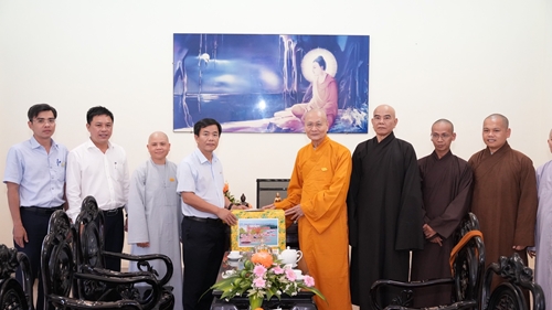 Chủ tịch UBND tỉnh Nguyễn Văn Phương thăm chức sắc tôn giáo nhân Đại lễ Phật đản