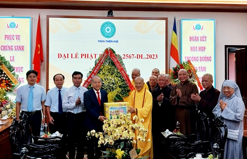Phó Bí thư Thường trực Tỉnh ủy Phan Ngọc Thọ thăm, tặng hoa chúc mừng Ban Trị sự Giáo hội Phật giáo Việt Nam tỉnh