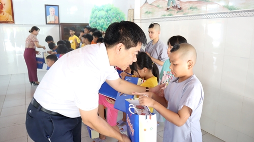 Bí thư Huyện uỷ Phú Vang thăm, tặng quà các cháu thiếu nhi tại nhà nuôi dạy trẻ mồ côi Ưu Đàm