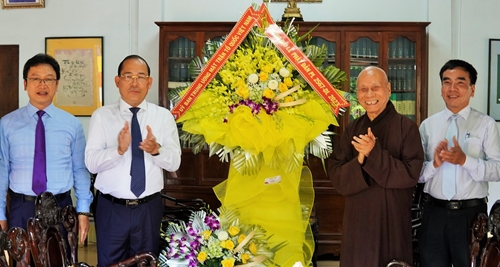 Phó Chủ tịch Ủy ban Trung ương MTTQVN Hoàng Công Thủy thăm chức sắc tôn giáo nhân Đại lễ Phật đản
