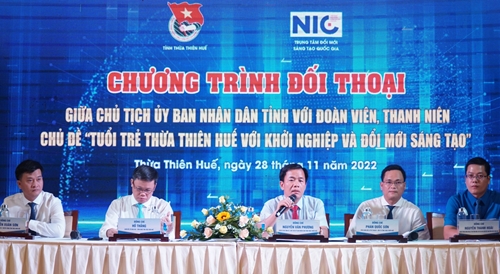 Tham gia trao đổi ý kiến, đặt câu hỏi đối thoại với Chủ tịch UBND tỉnh Nguyễn Văn Phương