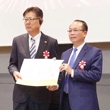 Trao Giấy chứng nhận đăng ký đầu tư cho nhà đầu tư Nhật Bản