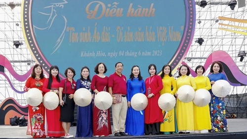 Hơn 6 000 tà áo dài tô thắm phố biển Nha Trang