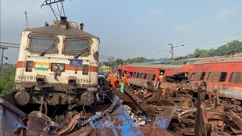 Ấn Độ khôi phục giao thông đoạn đường sắt bị tai nạn