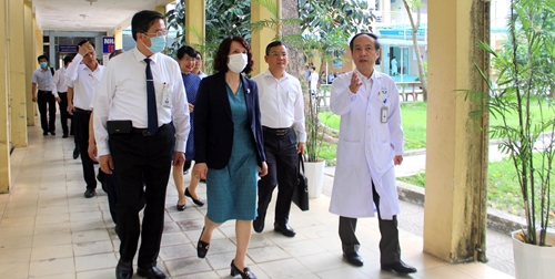 Thứ trưởng Bộ Y tế Nguyễn Thị Liên Hương thăm và làm việc tại Trường đại học Y - Dược, Đại học Huế