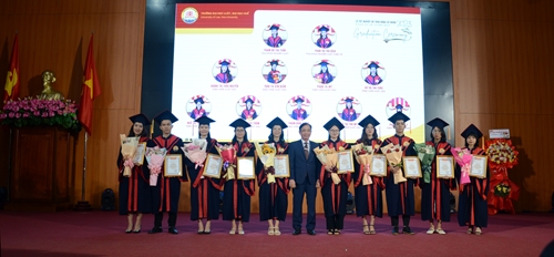 Trao bằng tốt nghiệp cho 543 sinh viên Trường đại học Luật