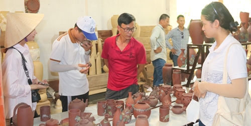 Tìm “chất liệu” để phát triển sản phẩm du lịch cho làng cổ Phước Tích
