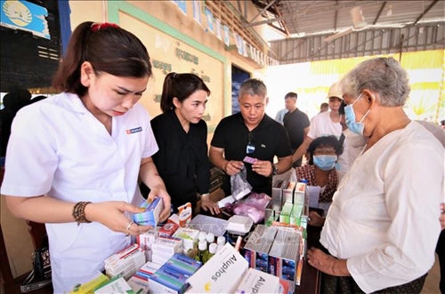 Y bác sĩ thiện nguyện Việt Nam khám bệnh, cấp thuốc miễn phí cho người dân Campuchia