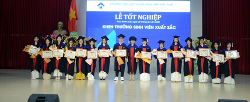 Hơn 960 sinh viên Trường đại học Ngoại ngữ tốt nghiệp ra trường