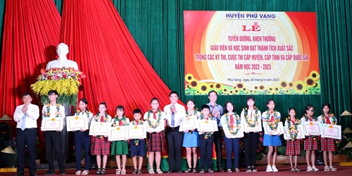 Phú Vang tặng giấy khen cho 165 học sinh đoạt giải trong các kỳ thi học sinh giỏi cấp Quốc gia, cấp tỉnh