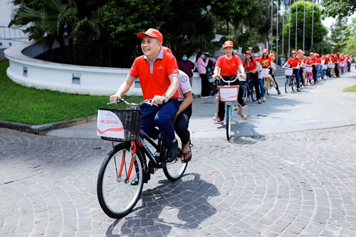 Prudential tặng xe đạp cho học sinh nghèo vượt khó