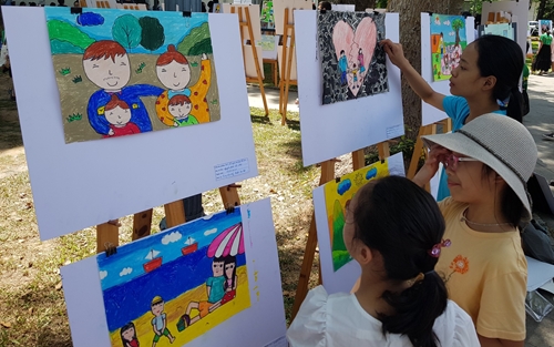 Hơn 200 học sinh vẽ tranh hưởng ứng Ngày gia đình Việt Nam