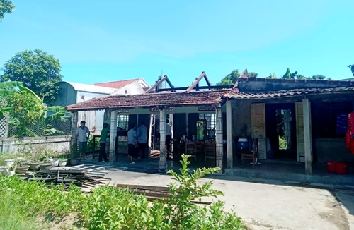 Hỗ trợ gia đình bị thiệt hại do cháy nhà tại xã Phú Thanh